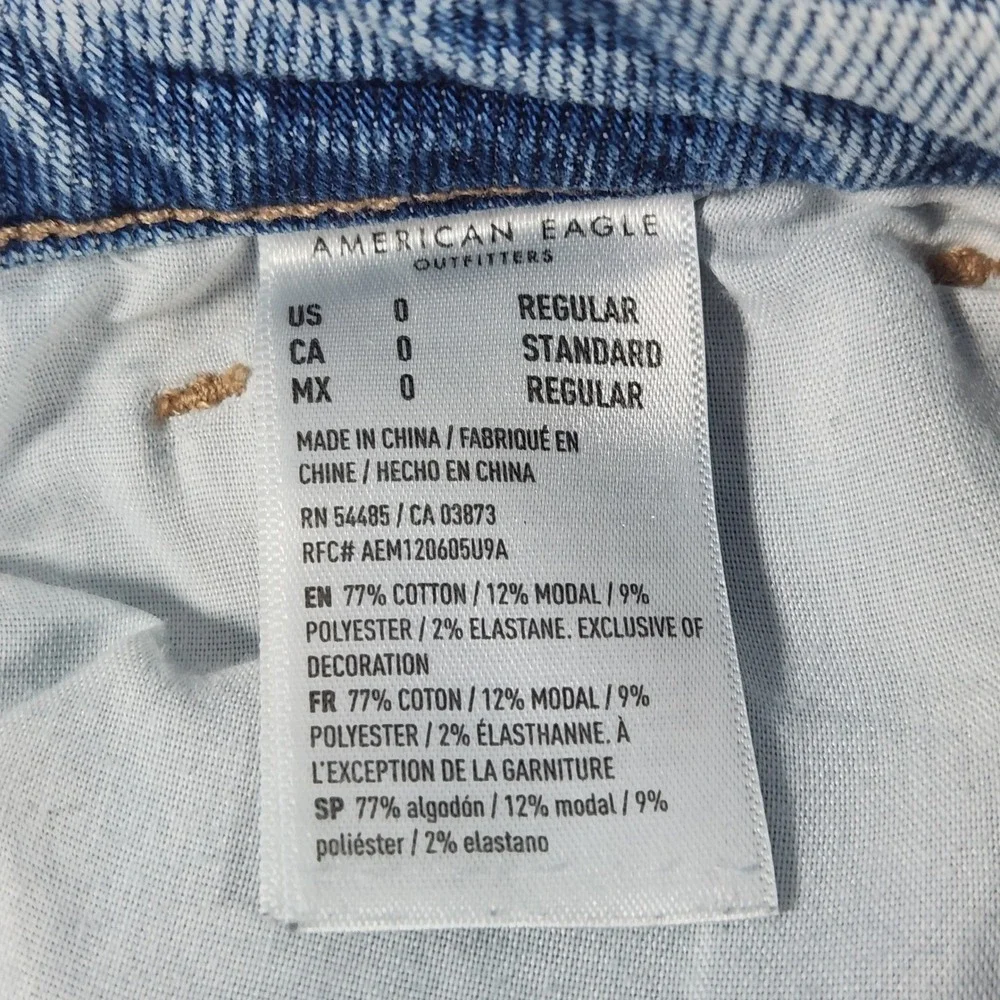 American Eagle Mom Jean Shorts Light Wash Distressed Ripped Denim‎ Womens Size 0